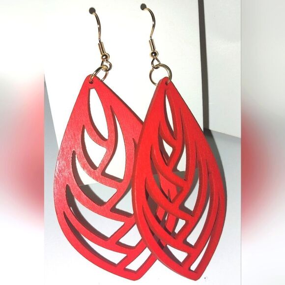 Gorgeous hollow wooden earrings - Picture 3 of 5